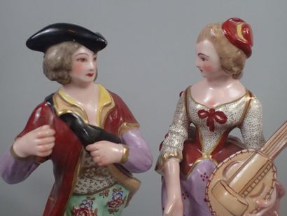 Paire de sujets en porcelaine polychrome...