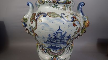 DESVRES, attribué à. Important vase couvert...