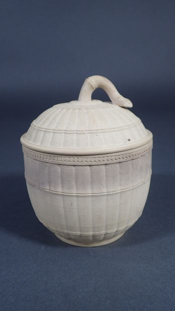 WEDGWOOD. Petit pot couvert en biscuit beige...