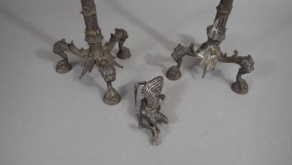 Paire de candélabres tripodes en bronze patiné...