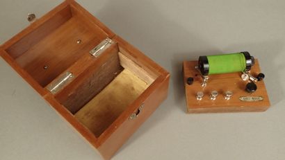 Coffret en acajou contenant un appareil d'induction...