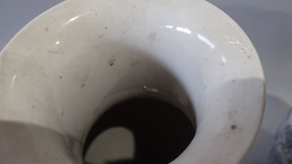 Paire de vases balustres dans le goût de...