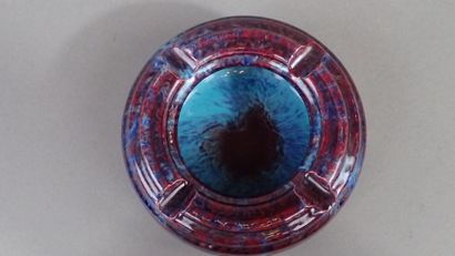 D. LARCHER. Cendrier en grès flammé bordeaux...