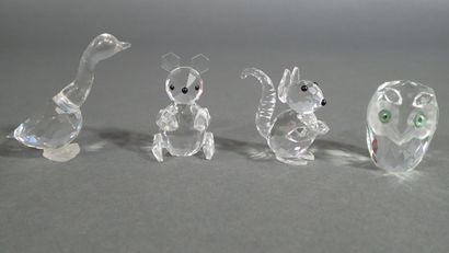 Mannette comprenant : 
- Lot de 11 figurines...