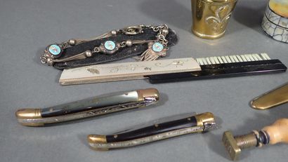 Ensemble d'objets de vitrine comprenant notamment...