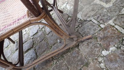 Chaise longue en rotin en partie teinté rouge,...