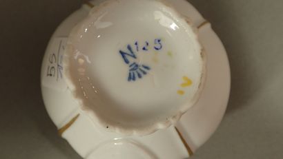 CAPODIMONTE à Naples. Théière miniature avec...