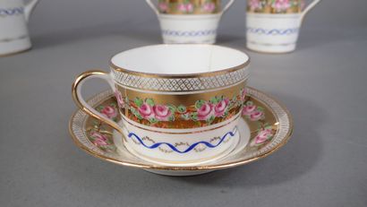 Ensemble d'un service en porcelaine polychrome...