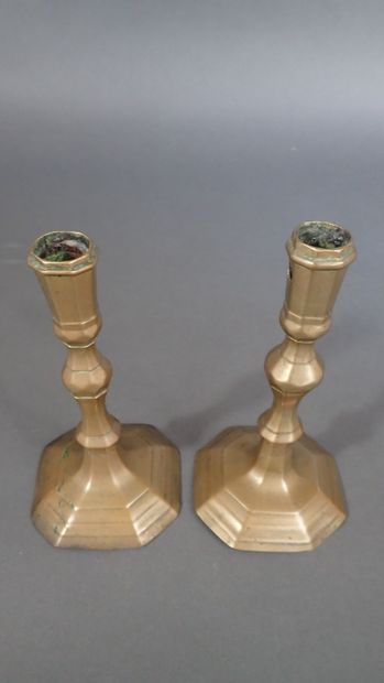 - Paire de bougeoirs en bronze doré, coupé...
