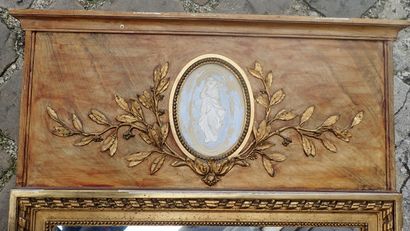 Trumeau en stuc doré à décor d'une femme...