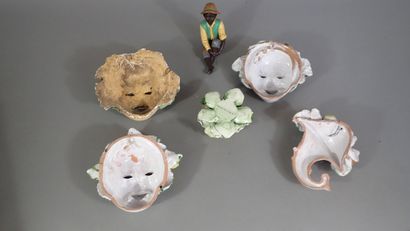 Ensemble comprenant trois masques de Bacchus...