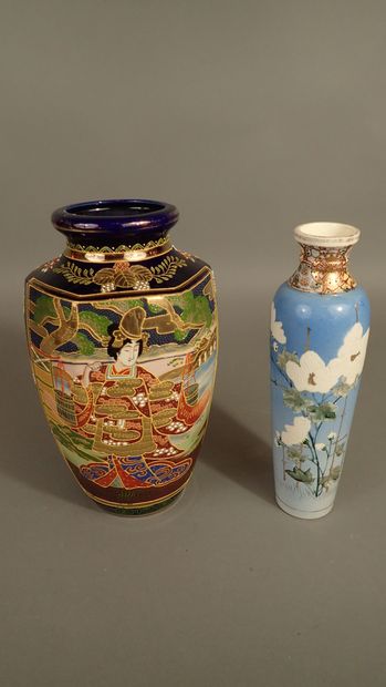 Vase fuselé en porcelaine de Satsuma à fond...