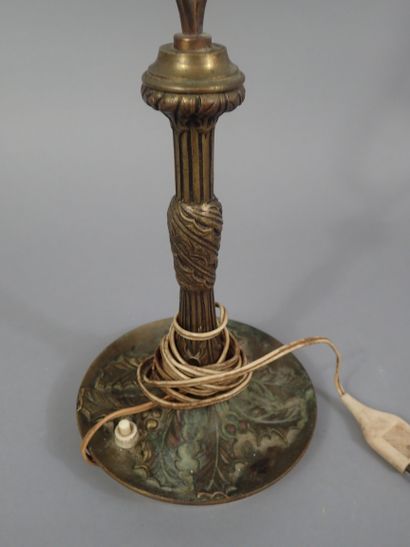 Deux pieds de lampe. Un en bronze ciselé...