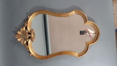 Miroir en bois stuqué doré mouluré de forme...