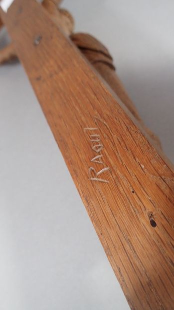 Ensemble de deux crucifix en bois sculpté....