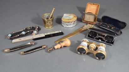 Ensemble d'objets de vitrine comprenant notamment...