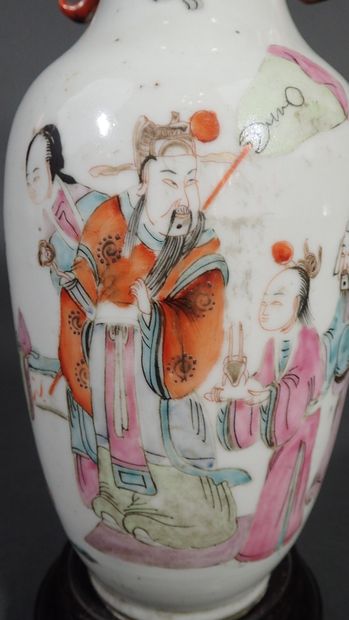 Vase balustre en porcelaine polychrome à...