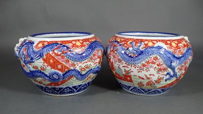 Paire de cache-pots en porcelaine imari à...
