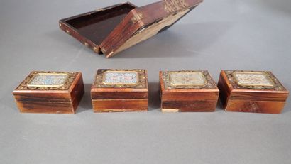 Coffret de jeux en placage de noyer, l'intérieur...