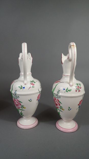 Keller et Guérin à Lunéville. Paire d'aiguières...