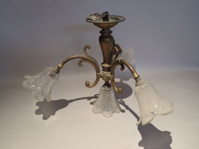Plafonnier en laiton à trois bras de lumières...