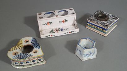Lot de quatre encriers en faïence polychrome...