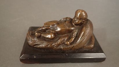Petit sujet en bronze à patine brune figurant...