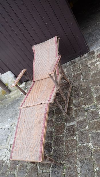 Chaise longue en rotin en partie teinté rouge,...