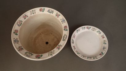 Cache-pot en porcelaine et sa coupelle à...