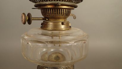 Grande lampe à pétrole avec son globe en...