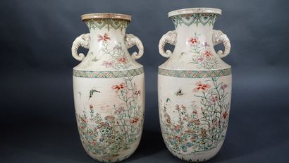 Paire de vases en porcelaine à décor polychrome...