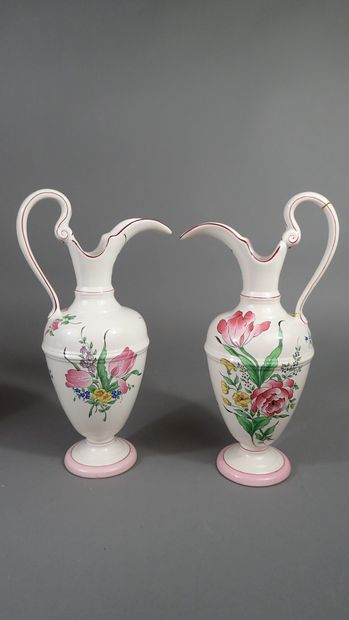 Keller et Guérin à Lunéville. Paire d'aiguières...