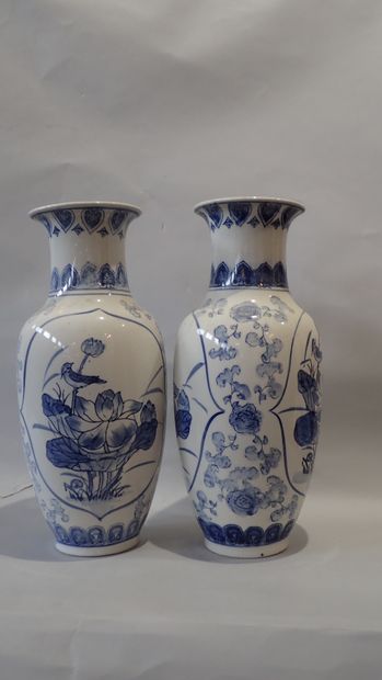 Paire de vases balustres dans le goût de...