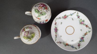 Ensemble de porcelaines anciennes comprenant...