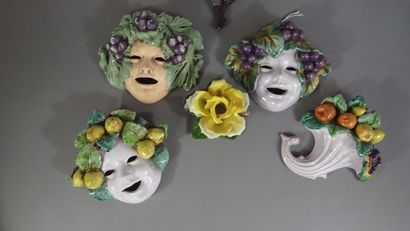 Ensemble comprenant trois masques de Bacchus...