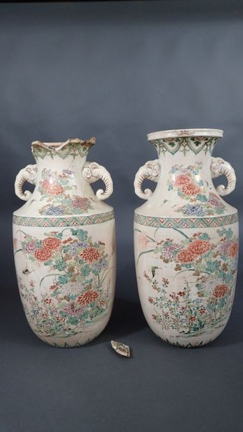 Paire de vases en porcelaine à décor polychrome...