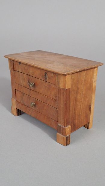 Commode de maîtrise en noyer ouvrant à deux...