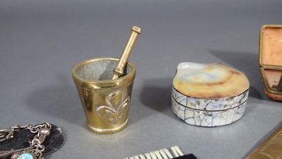 Ensemble d'objets de vitrine comprenant notamment...