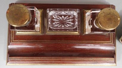 Nécessaire de bureau en acajou à décor de...