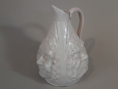 MALICORNE, attribué à. Pichet piriforme anthropomorphe...