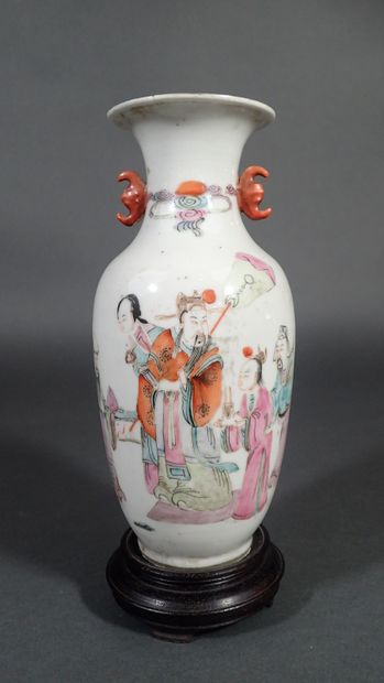 Vase balustre en porcelaine polychrome à...