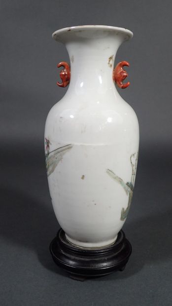 Vase balustre en porcelaine polychrome à...