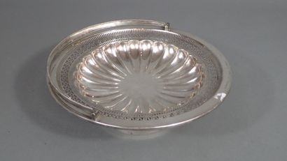 Coupe de fruits en métal argenté sur piédouche,...