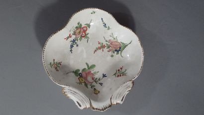 Grand ravier coquille en porcelaine polychrome...