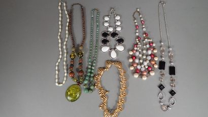 Fort lot de bijoux fantaisies comptre notamment...