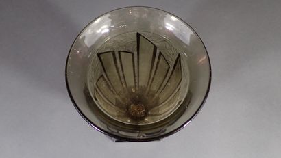 VERLYS. Vase de forme tulipe en verre teinté...