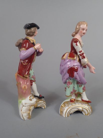 Paire de sujets en porcelaine polychrome...