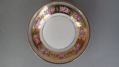 Ensemble d'un service en porcelaine polychrome...