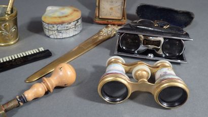 Ensemble d'objets de vitrine comprenant notamment...