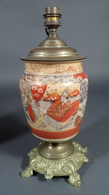Paire de vases en porcelaine de Satsuma montés...